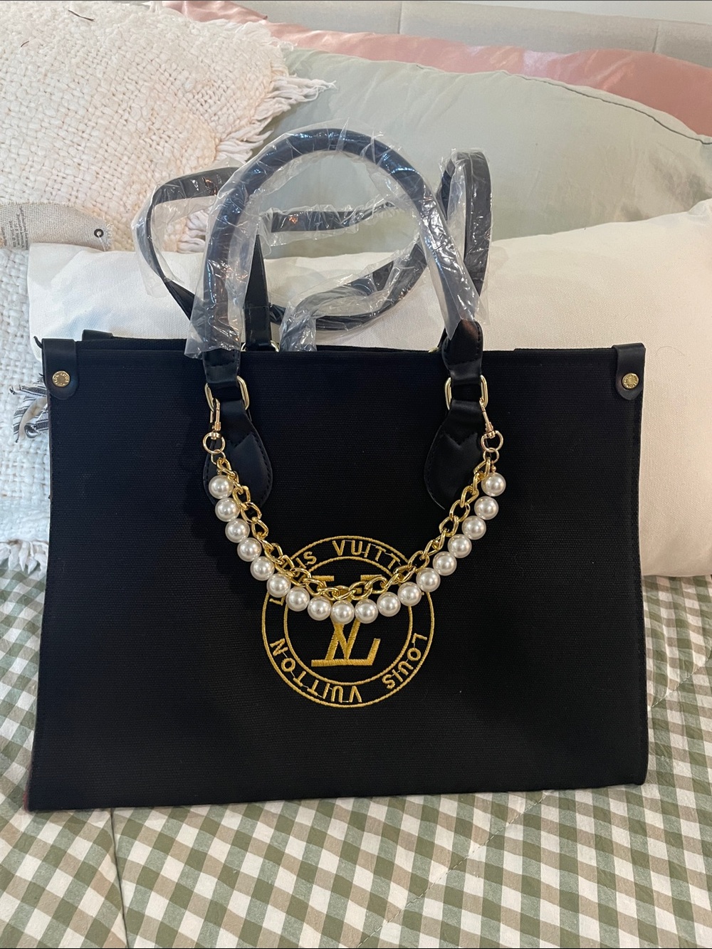 Source Unknown Black Tote with Gold Emblem and Pearl Chain